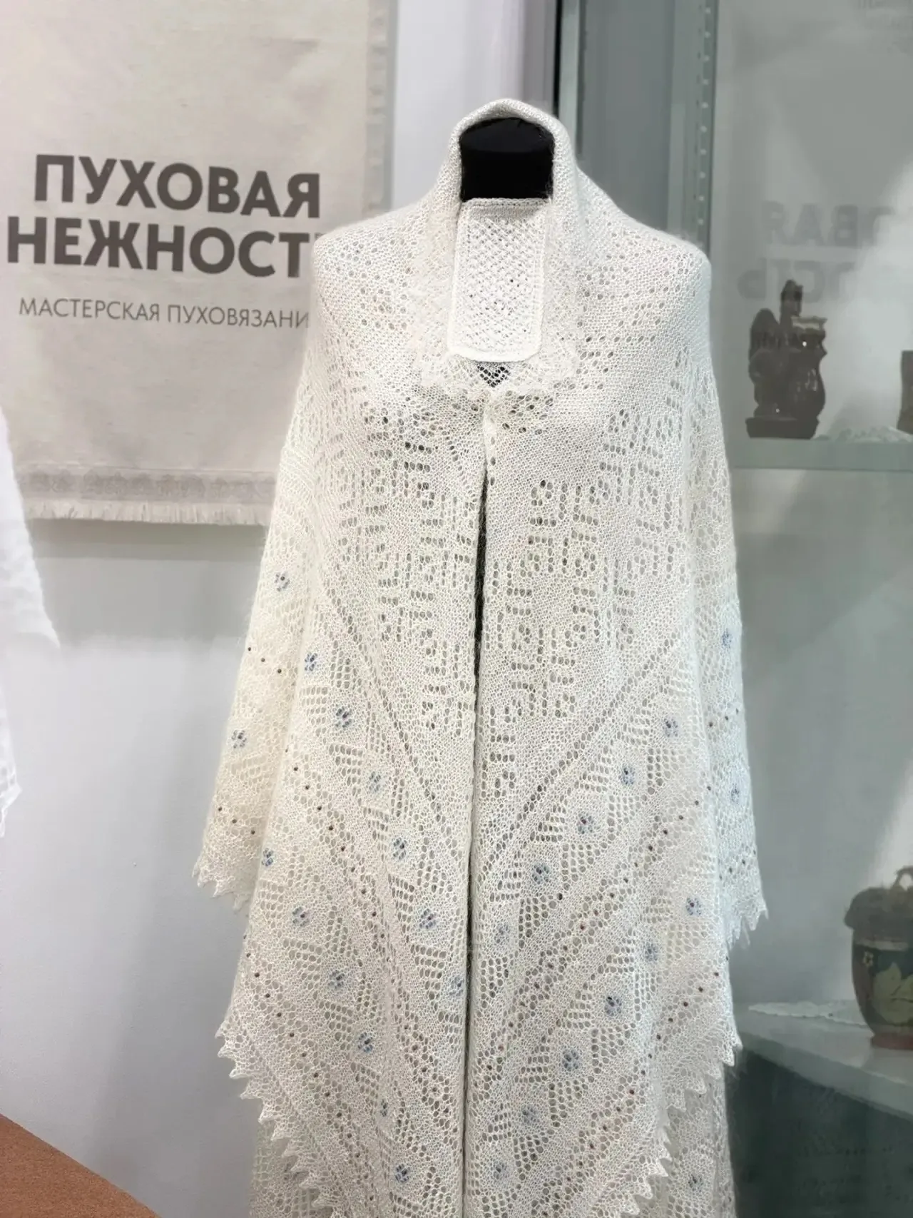 Пуховый платок с бисером