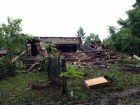 Снос старых домов в реставрируемой деревне