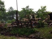 Снос старых домов в реставрируемой деревне