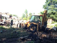 Снос старых домов в реставрируемой деревне