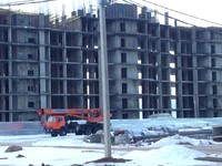 Работа автокрана на строительстве многоэтажного дома