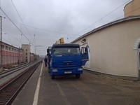 Доставка лотков и плит манипулятором