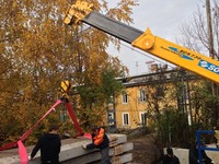 Загрузка и перевозка плит манипулятором