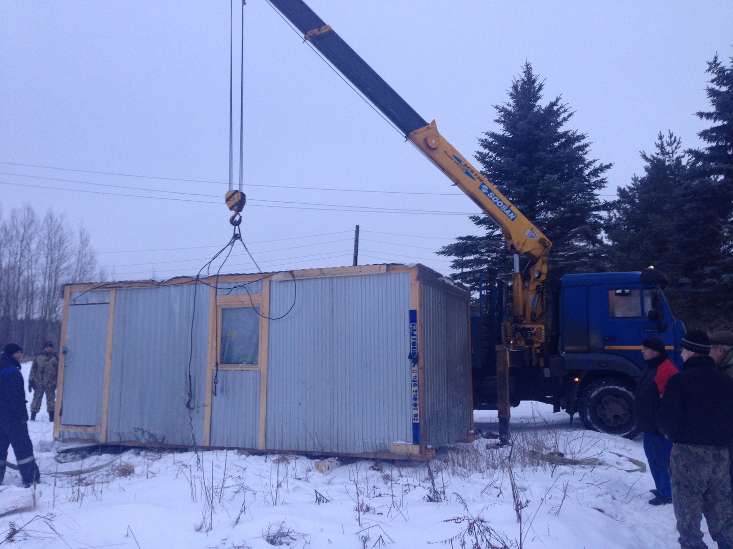 Перевезти бытовку. Манипулятор с бытовкой. Машина для перевозки строительного вагончика. Погрузка бытовки. Бытовка груз для перевозки.