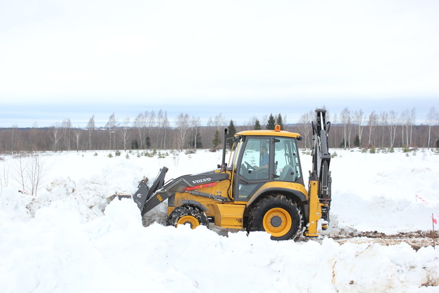трактор volvo убирает снег