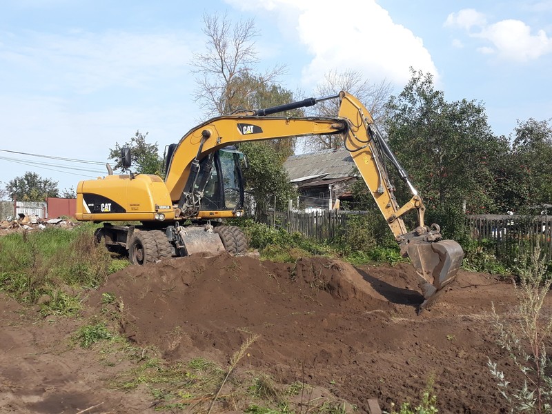 Колесный экскаватор CAT 0,7 куб.м.