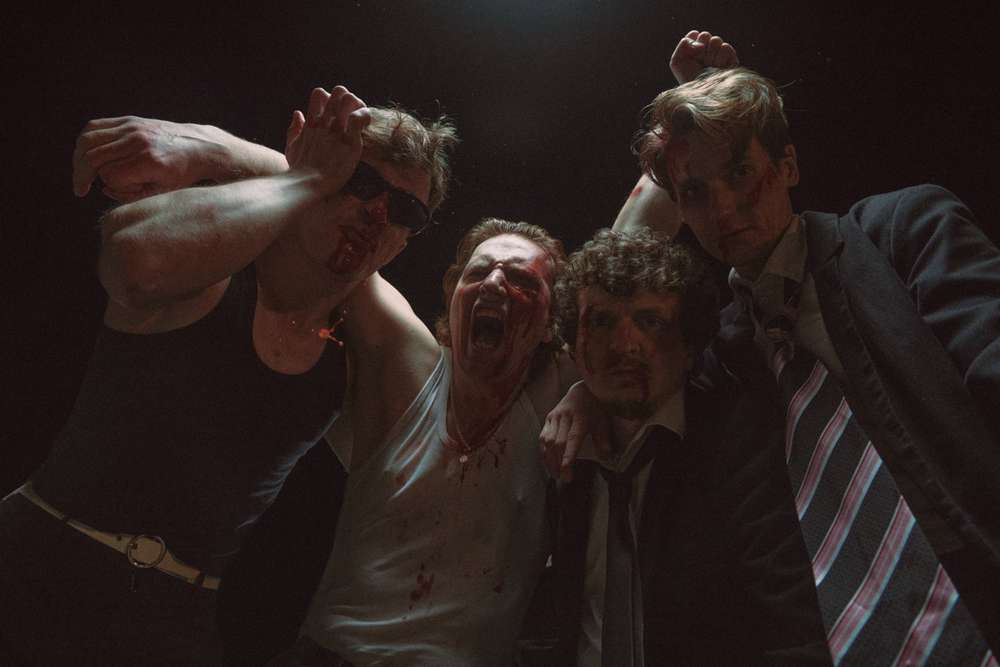 «Если серьезная вещь не смешна, то она и не серьезна» — группа «ХОХМА» об игре с подручными инструментами и потерянных зубах