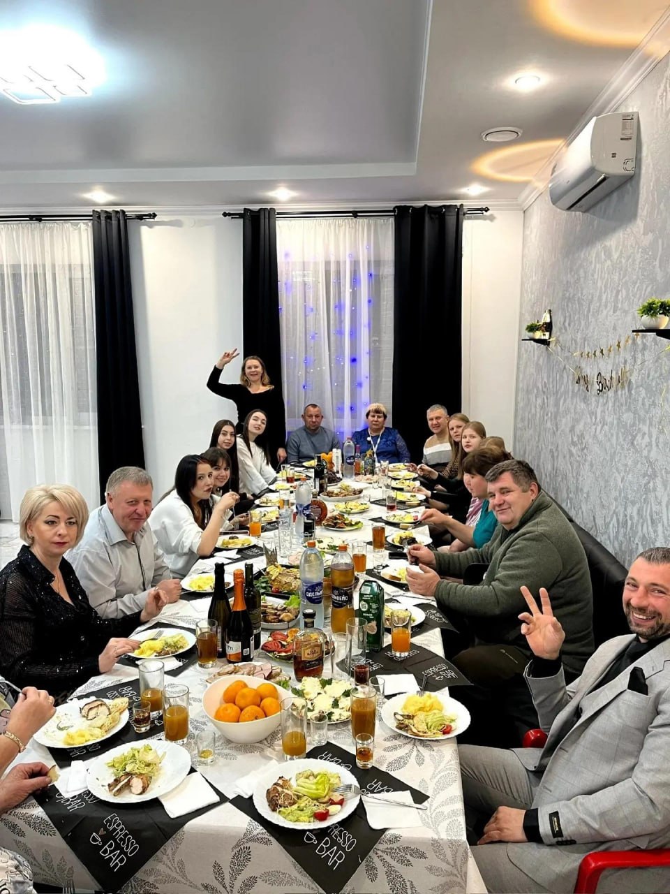 Праздничный стол и гости