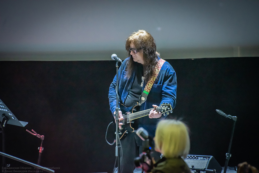 го 35 лет. 35 лого юбилей. гроб группа логотип. музыканты на концерте в прорезанных масках. го 35 лет.