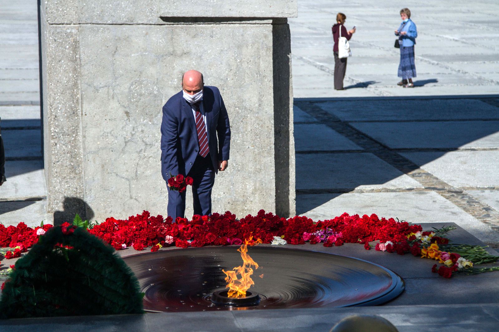 Амнистия 2015 70 летию победы. Вечный огонь Новосибирск монумент славы. Монумент славы Новосибирск 9 мая. 9 Мая вечный огонь Новосибирск. Венок на 9 мая к памятнику.