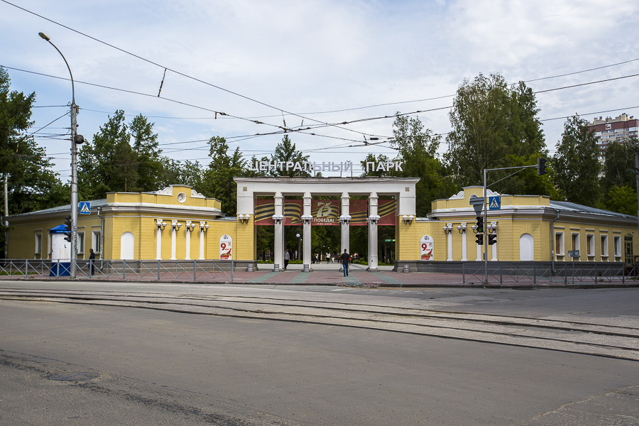 Рядом центральный. Парк Горького Новосибирск. Центральный парк Новосибирск тир. Центральный парк (Новосибирск) 1950. Центральный парк музкомедия.