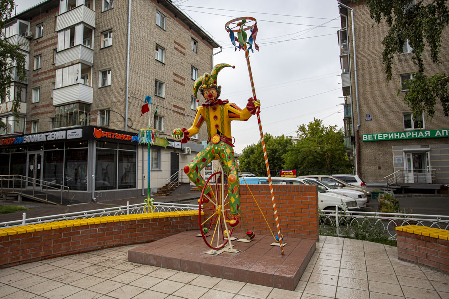 Поставь новосибирск. Новосибирск памятник Арлекин. Арлекин в Центральном районе Новосибирска. Скульптура Угадай Новосибирск. Необычный памятник 1 июля 2013 года в Новосибирске.