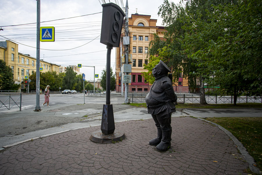 Фигур новосибирск. Городская скульптура Новосибирска. Осиповичи необычные скульптуры. Новосибирск памятник Арлекин в Новосибирске. Городская скульптура Новосибирска начала 2000х.