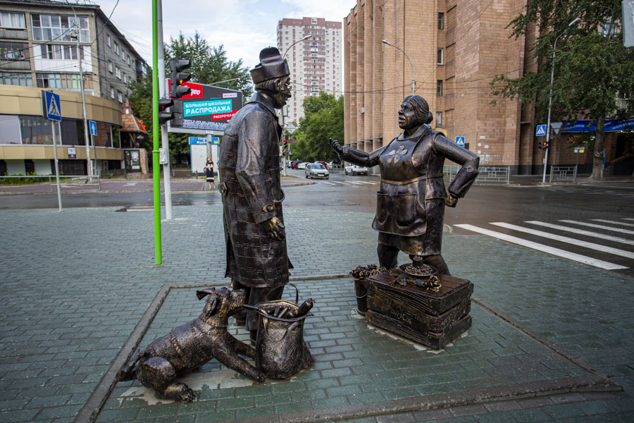 Фигур новосибирск. Скульптуры в Новосибирске. Памятник продавцу. Памятник покупатель и продавец в Новосибирске. Памятник продавцу и покупателю в Воронеже.