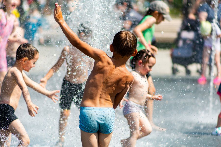 Фото Дети в Новосибирске устроили купальни в городских фонтанах 2