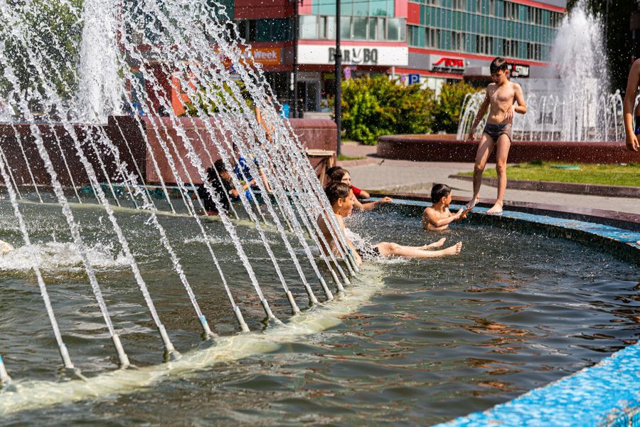 Фото Дети в Новосибирске устроили купальни в городских фонтанах 3