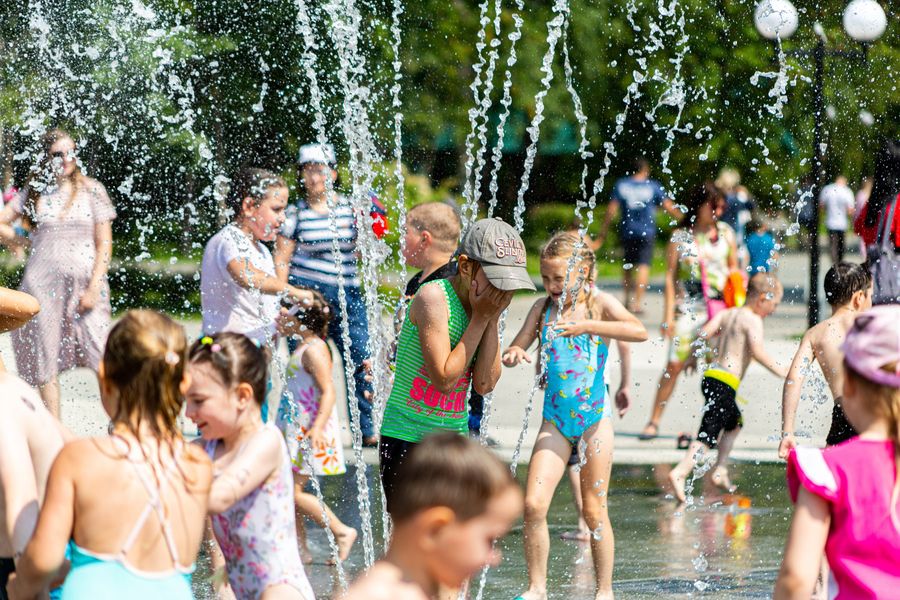Фото Дети в Новосибирске устроили купальни в городских фонтанах 10