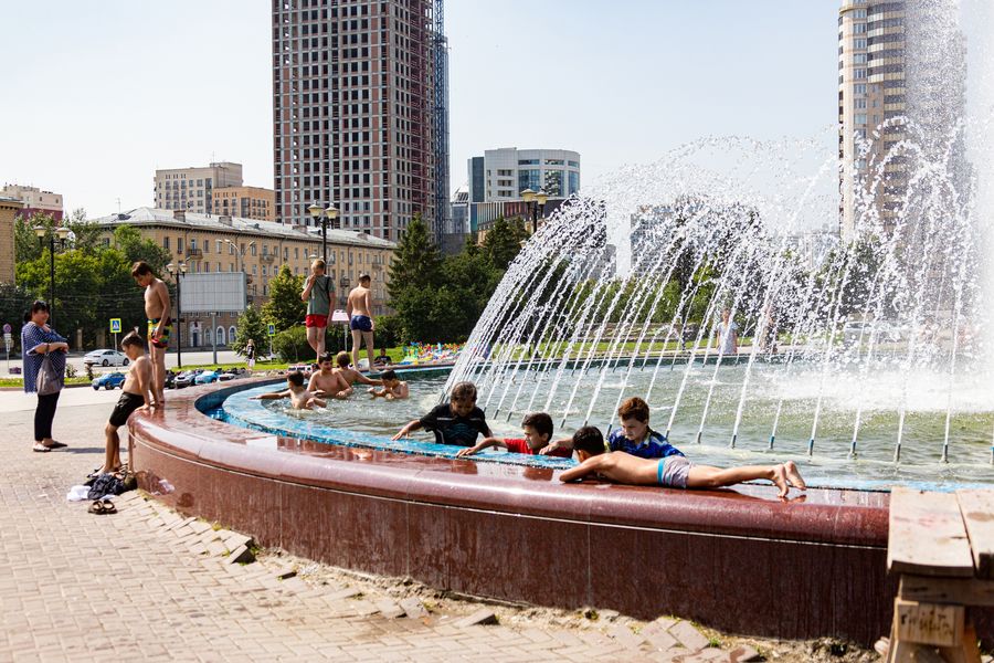 Фото Дети в Новосибирске устроили купальни в городских фонтанах 12