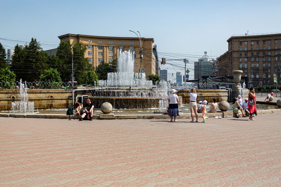 Фото Дети в Новосибирске устроили купальни в городских фонтанах 15
