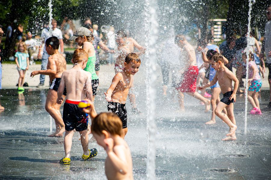 Фото Дети в Новосибирске устроили купальни в городских фонтанах 19