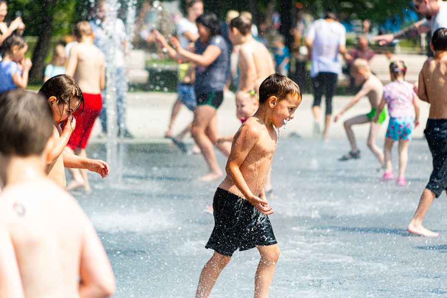 Фото Дети в Новосибирске устроили купальни в городских фонтанах 20