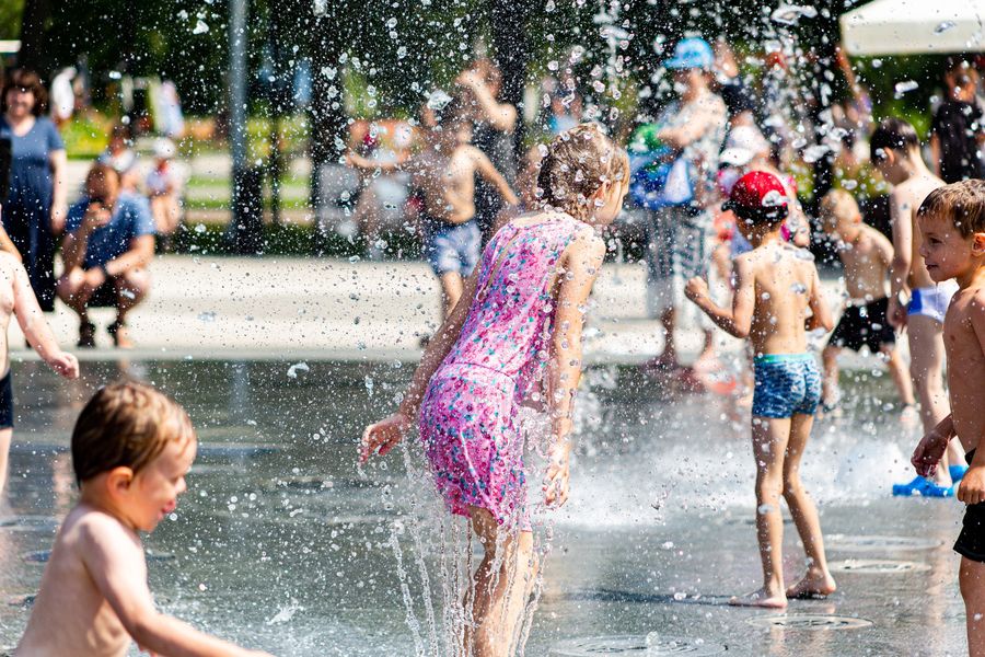 Фото Дети в Новосибирске устроили купальни в городских фонтанах 26