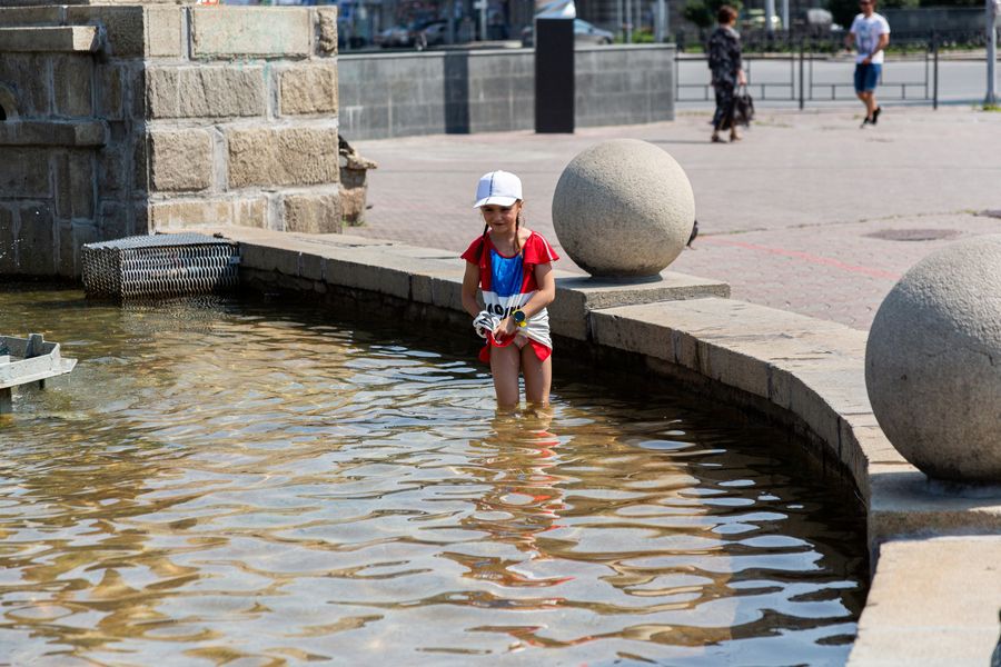 Фото Дети в Новосибирске устроили купальни в городских фонтанах 4