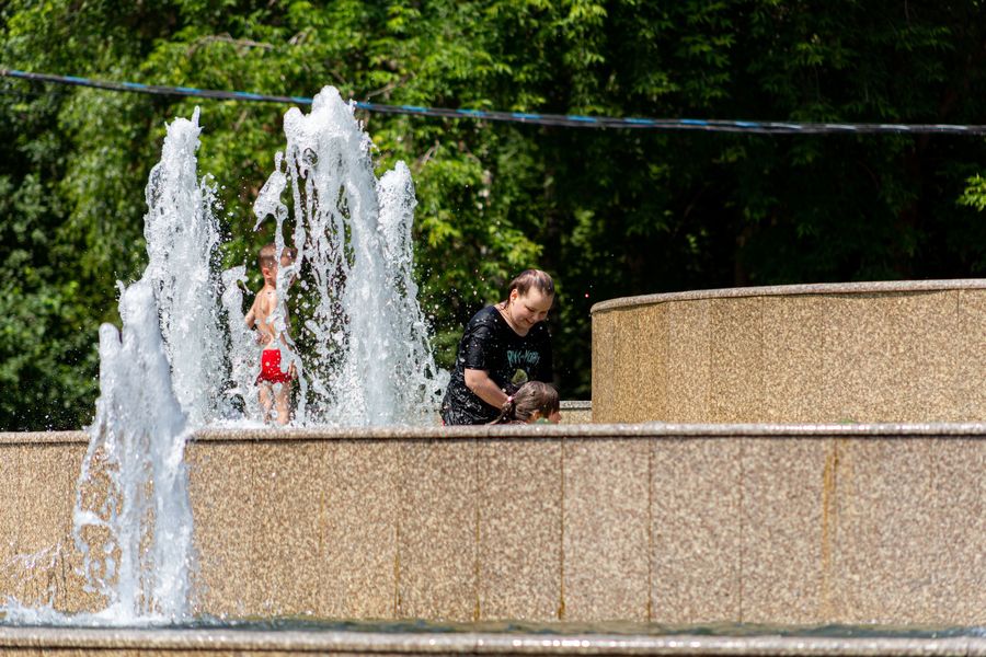 Фото Дети в Новосибирске устроили купальни в городских фонтанах 5