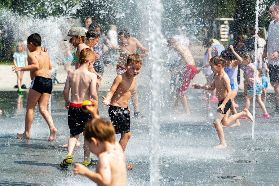 Фото Дети в Новосибирске устроили купальни в городских фонтанах 7