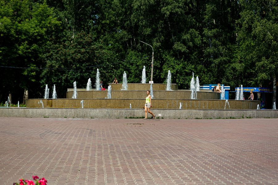 Фото Дети в Новосибирске устроили купальни в городских фонтанах 11