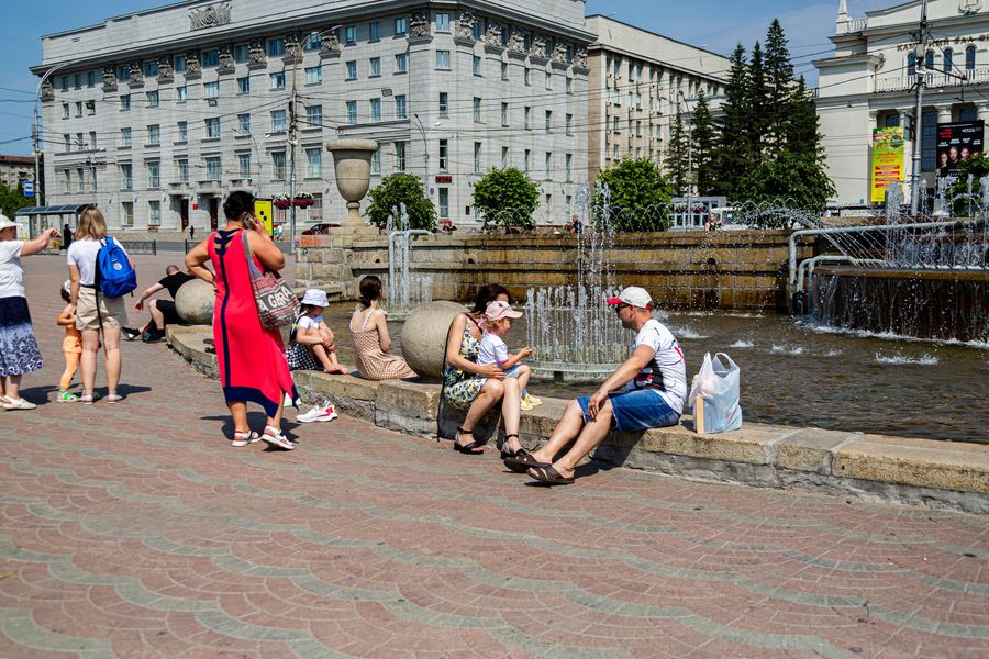 Фото Дети в Новосибирске устроили купальни в городских фонтанах 14