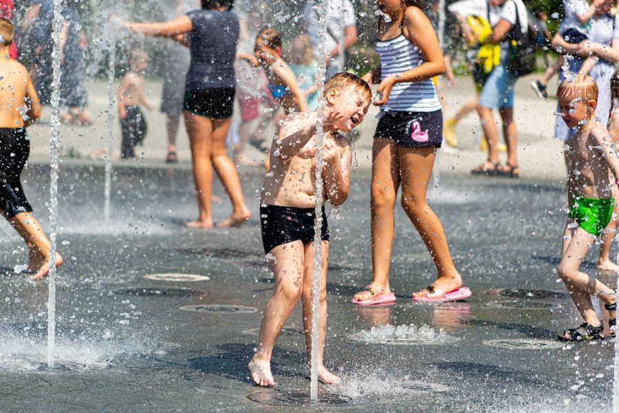Фото Дети в Новосибирске устроили купальни в городских фонтанах 17