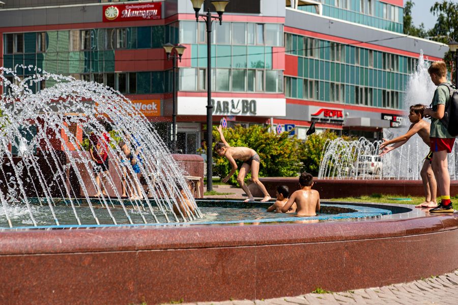 Фото Дети в Новосибирске устроили купальни в городских фонтанах 22