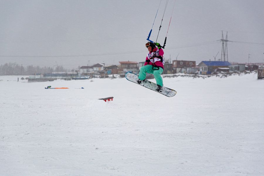 Фото Под парусом: российские сноукайтеры и виндсёрферы оценили лёд Оби в Новосибирске 3