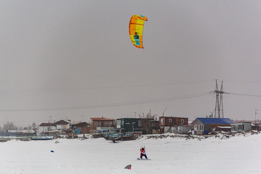 Фото Под парусом: российские сноукайтеры и виндсёрферы оценили лёд Оби в Новосибирске 7
