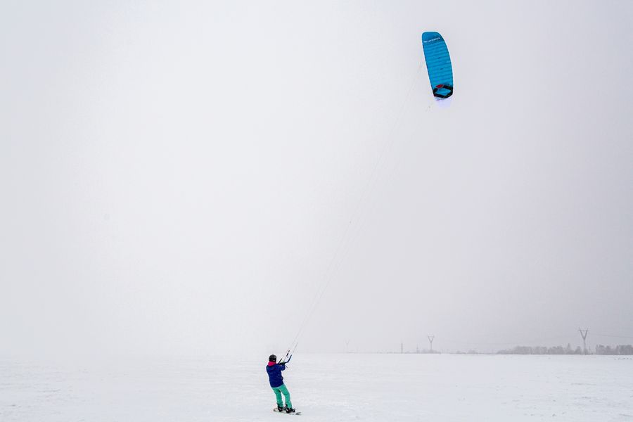 Фото Под парусом: российские сноукайтеры и виндсёрферы оценили лёд Оби в Новосибирске 12