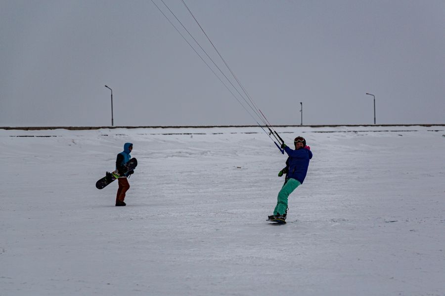 Фото Под парусом: российские сноукайтеры и виндсёрферы оценили лёд Оби в Новосибирске 14