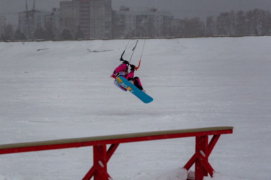 Фото Под парусом: российские сноукайтеры и виндсёрферы оценили лёд Оби в Новосибирске 15