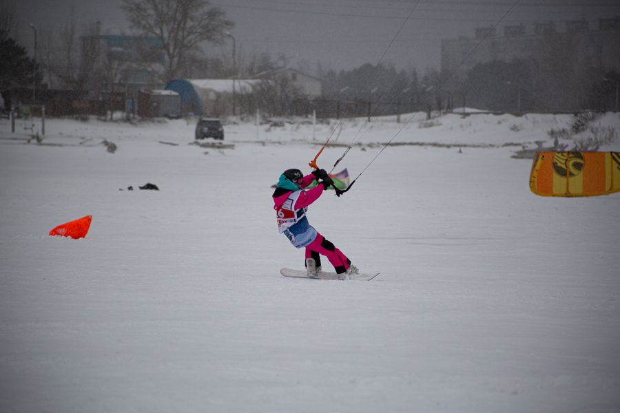 Фото Под парусом: российские сноукайтеры и виндсёрферы оценили лёд Оби в Новосибирске 33
