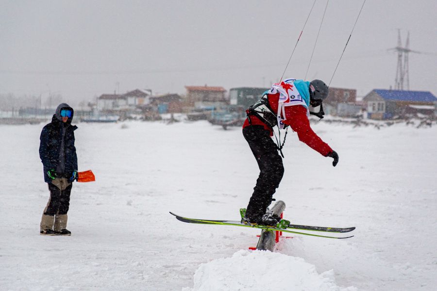 Фото Под парусом: российские сноукайтеры и виндсёрферы оценили лёд Оби в Новосибирске 38