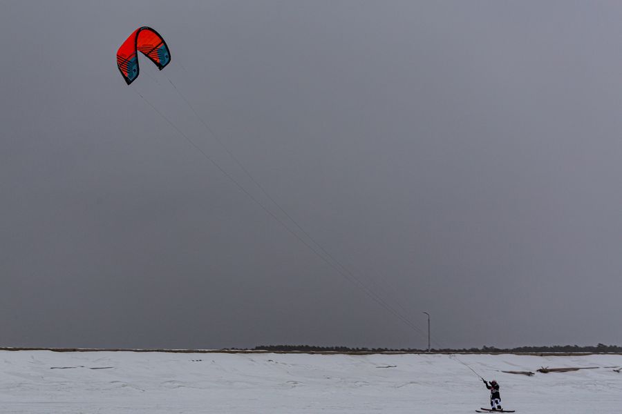 Фото Под парусом: российские сноукайтеры и виндсёрферы оценили лёд Оби в Новосибирске 27