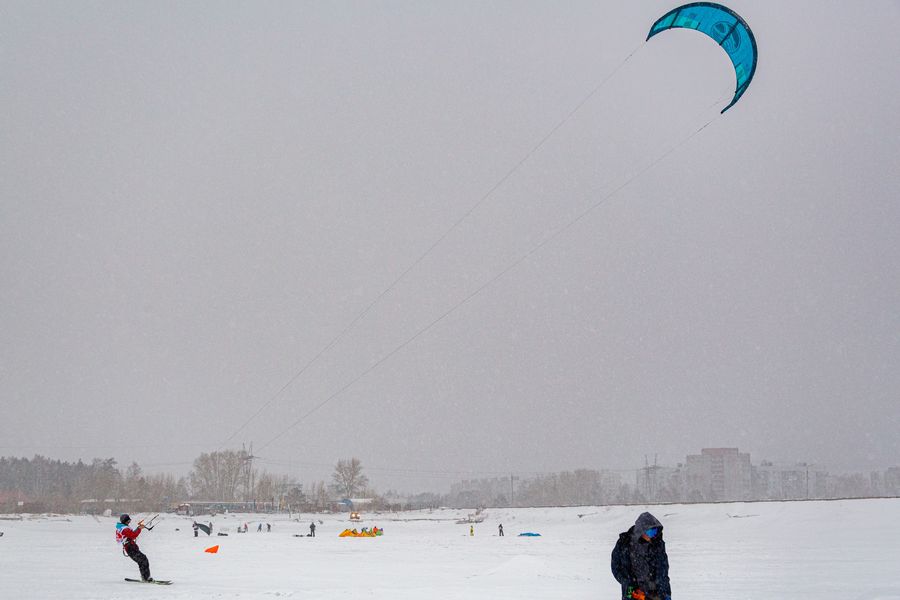 Фото Под парусом: российские сноукайтеры и виндсёрферы оценили лёд Оби в Новосибирске 36