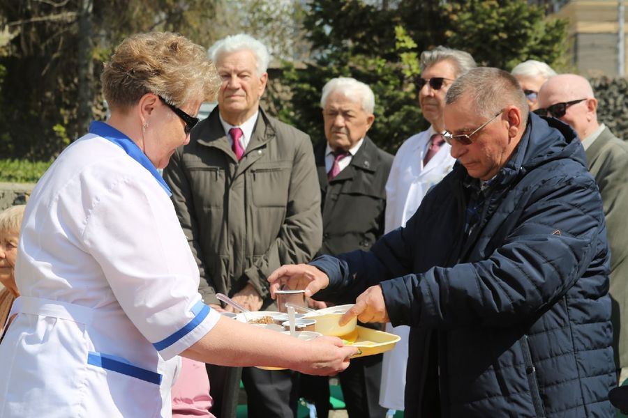 Фото В Новосибирском областном клиническом госпитале ветеранов-пациентов поздравили с 77-летием Победы 8