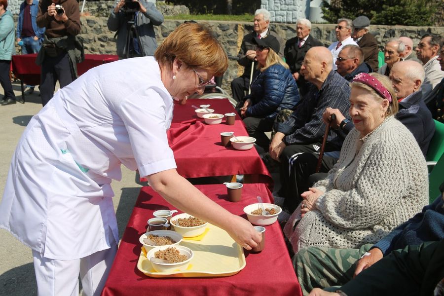 Фото В Новосибирском областном клиническом госпитале ветеранов-пациентов поздравили с 77-летием Победы 12