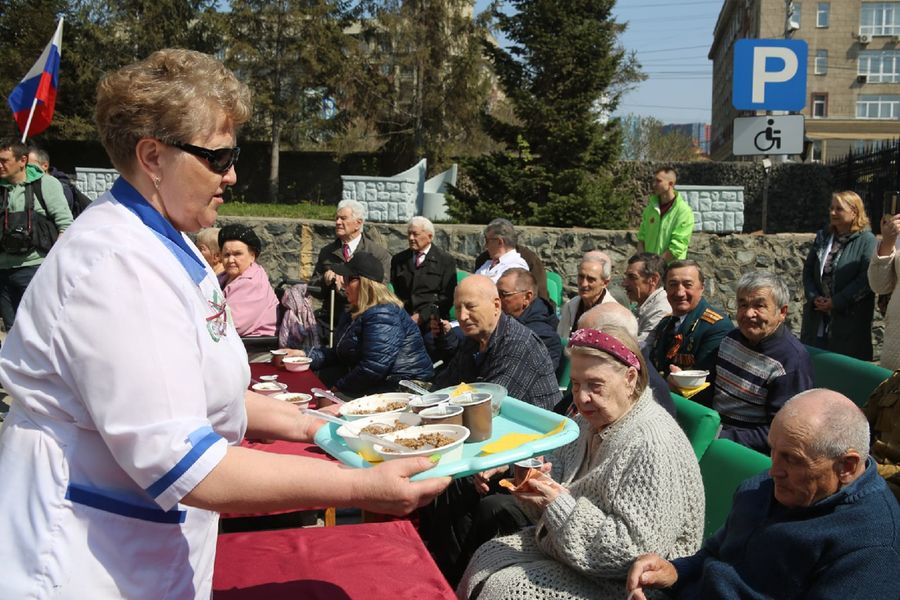 Фото В Новосибирском областном клиническом госпитале ветеранов-пациентов поздравили с 77-летием Победы 15