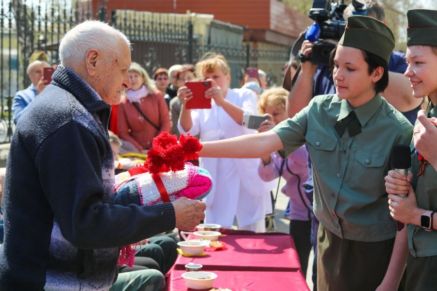 Фото В Новосибирском областном клиническом госпитале ветеранов-пациентов поздравили с 77-летием Победы 18