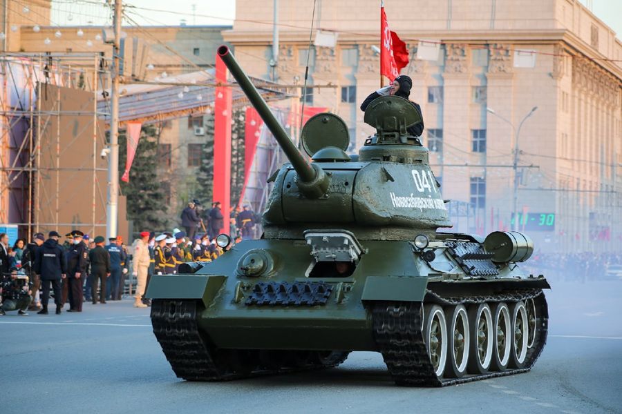 Фото Первым шёл танк Т-34: в Новосибирске прошла репетиция Парада Победы 60