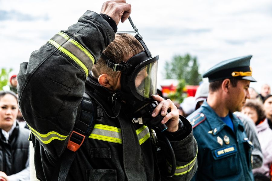 Фото На 26-й этаж в полной экипировке: в Новосибирске прошли соревнования пожарных 4