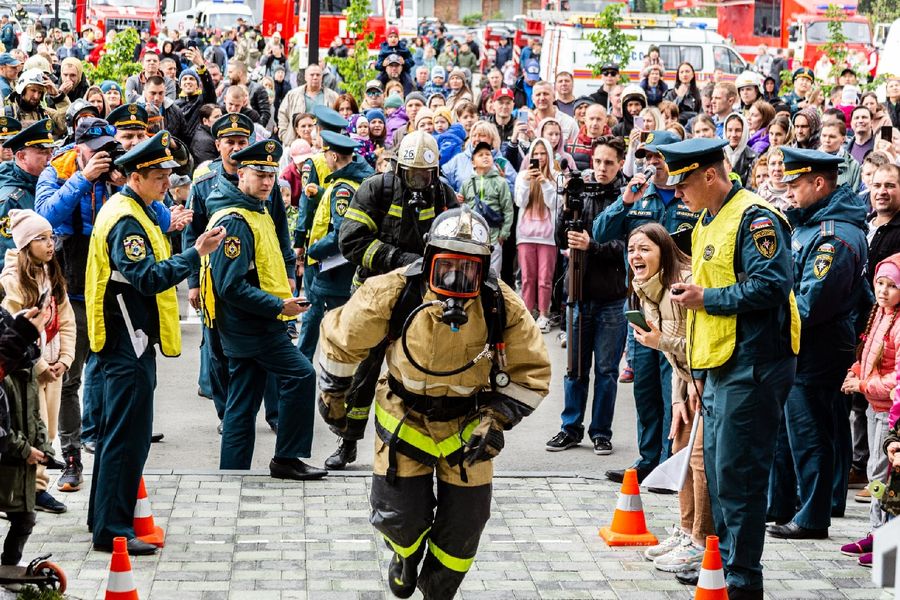 Фото На 26-й этаж в полной экипировке: в Новосибирске прошли соревнования пожарных 12
