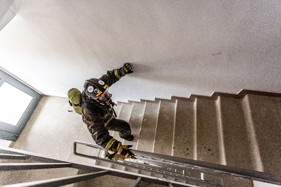 Фото На 26-й этаж в полной экипировке: в Новосибирске прошли соревнования пожарных 21